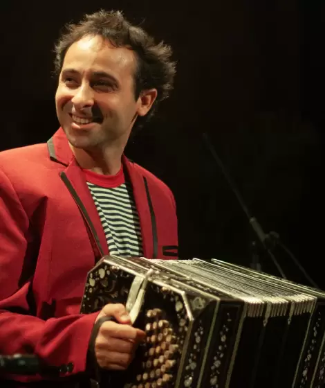 A los 23 aos adquiri su preciado Bandonen, luego comenz a estudiar tango con maestros de barrio.