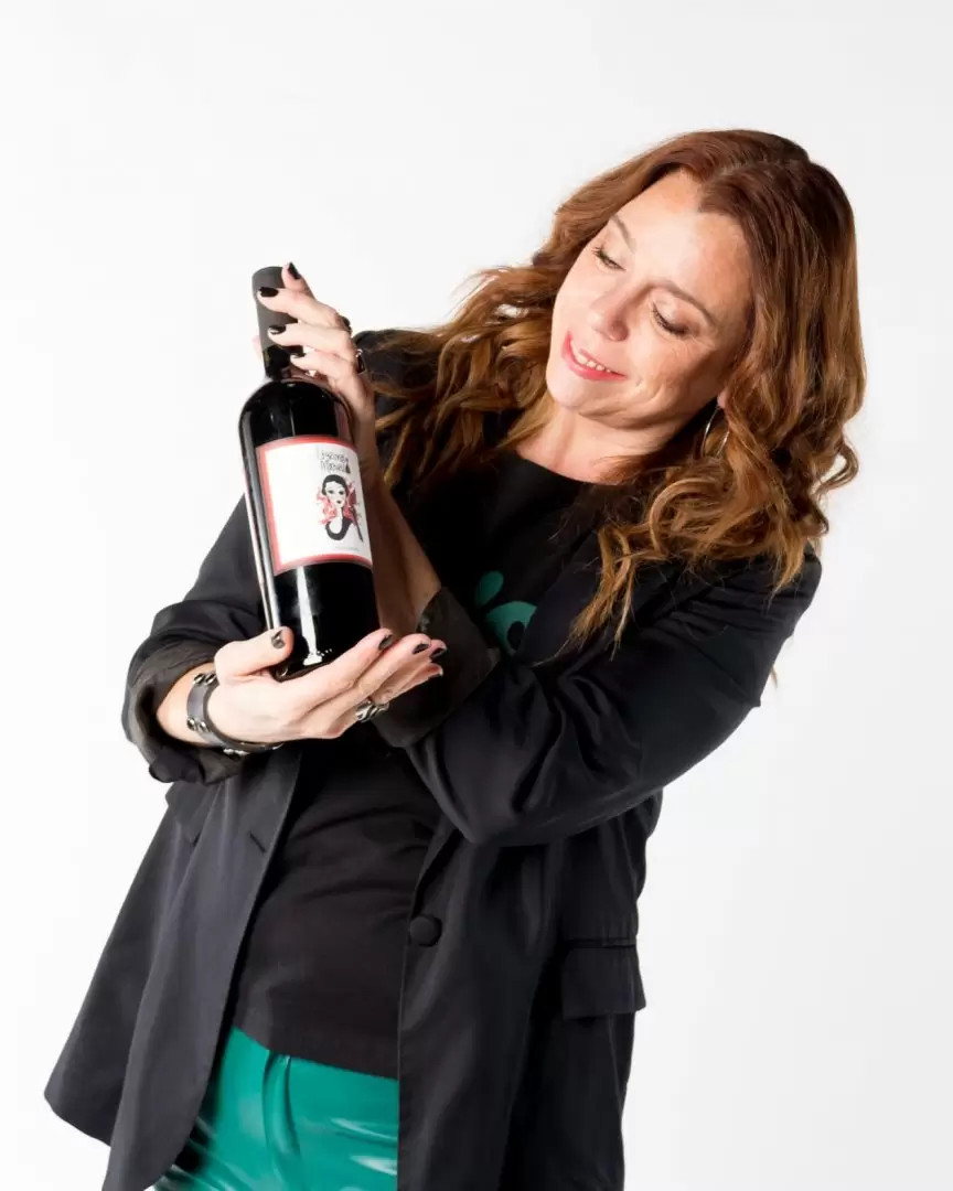 Vero Lorca con su propio vino: Lágrimas de machirulo.