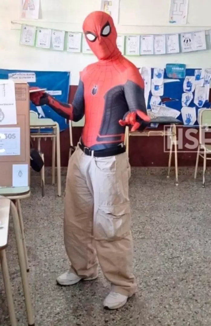 En Santa Fe, un votante disfrazado de Spiderman emiti su voto