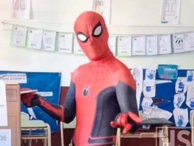 Spider-Man votando