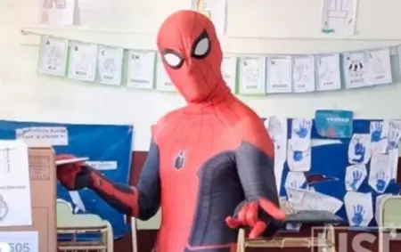 Spider-Man votando