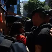 Dos periodistas agredidos en plena eleccin: un polica tild de "negra de mier**" a una trabajadora de prensa