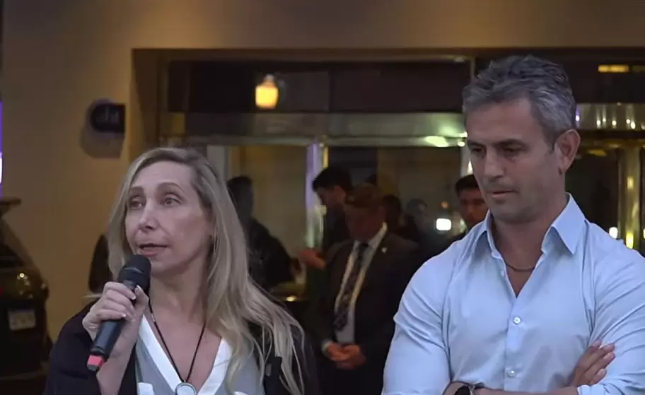 Karina Milei junto a Martín Menem desde el búnker de La Libertad Avanza.