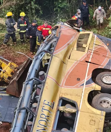 As qued el colectivo que cay al arroyo