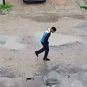 Tiene 18 aos, desapareci el sbado a la noche tras salir de un boliche en Ezeiza y temen que haya cado a un arroyo