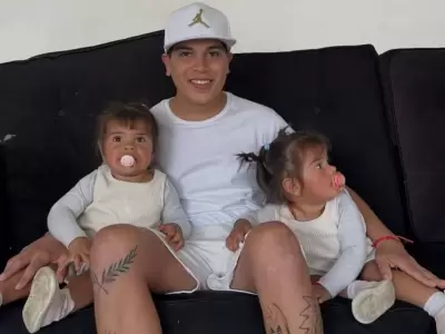 Thiago Medina junto a sus gemelas