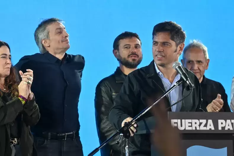 Máximo Kirchner detrás de Axel Kicillof, tras salir al escenario después de la derrota del 26 de octubre.