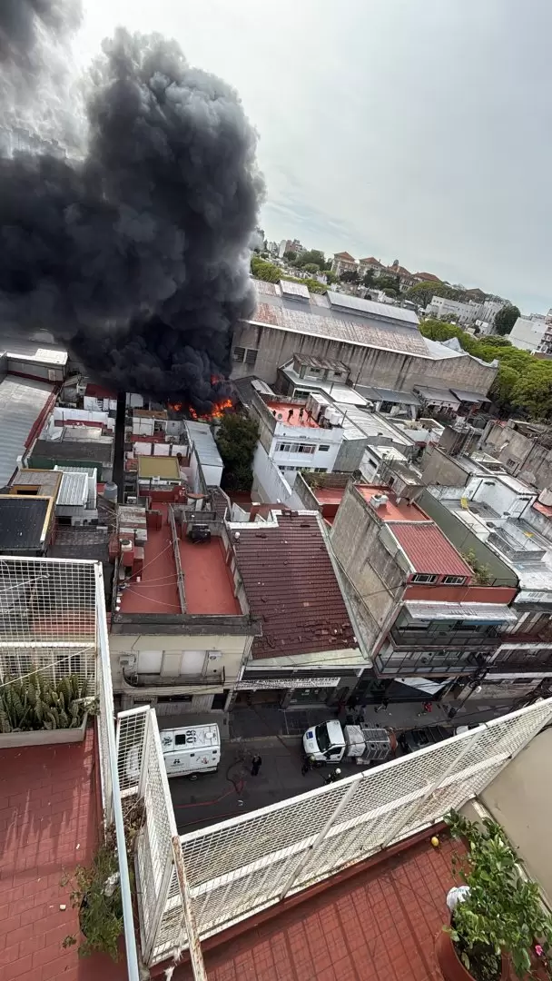 El fuego comenz en la planta baja de un taller de la calle La Rioja