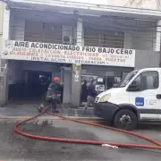 Terror en Parque Patricios: un incendio en un taller mecnico oblig a evacuar dos escuelas y dej nueve personas asistidas
