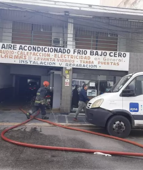 El fuego comenz en la planta baja de un taller de la calle La Rioja