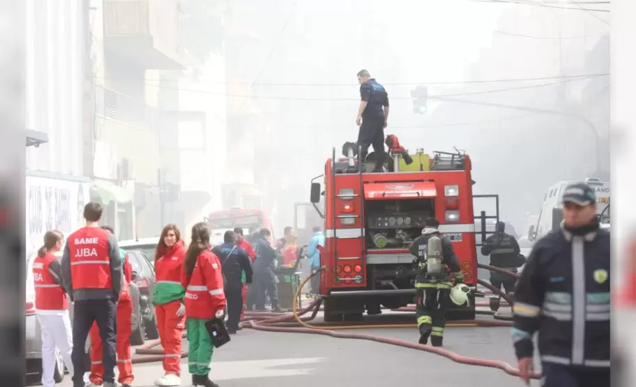 El fuego comenz en la planta baja de un taller de la calle La Rioja