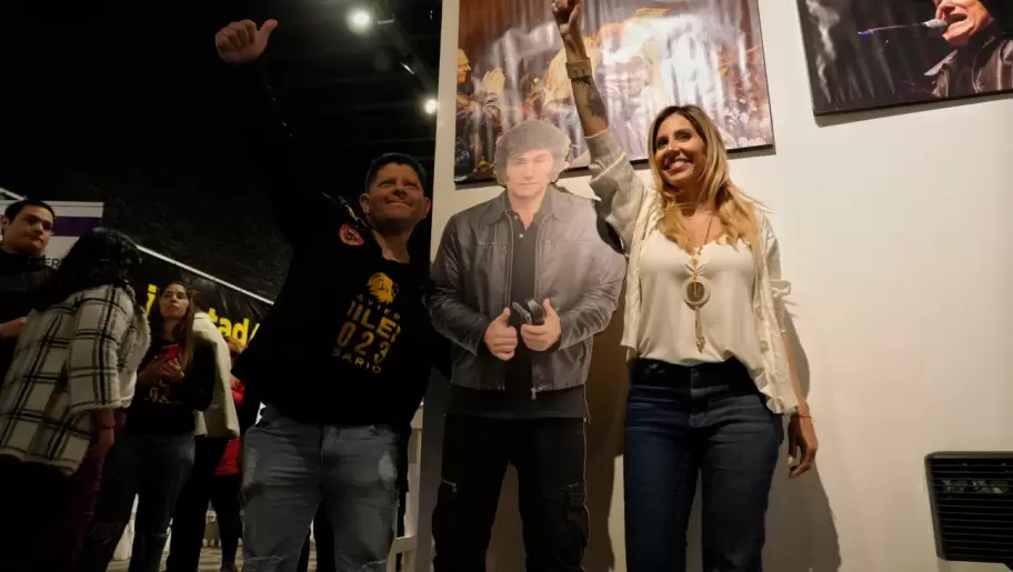 Romina Diez sonríe frente a las cámaras