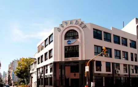 El edificio central de la Obra Social del Personal de Aeronavegacin de Entes Privados (OSPADEP).