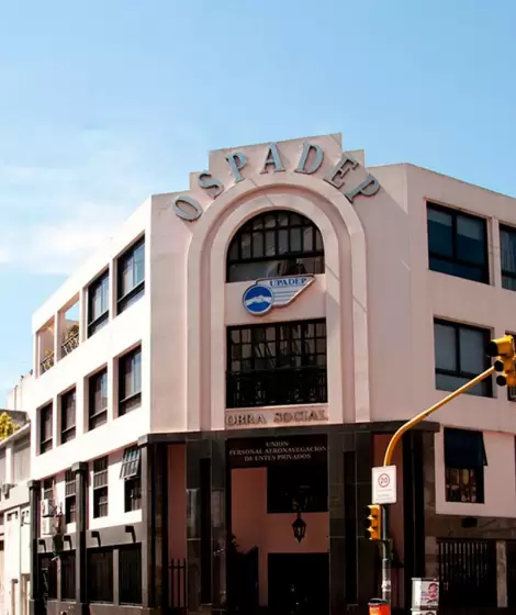 El edificio central de la Obra Social del Personal de Aeronavegacin de Entes Privados (OSPADEP).