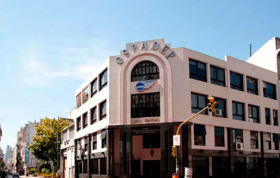 El edificio central de la Obra Social del Personal de Aeronavegación de Entes Privados (OSPADEP).