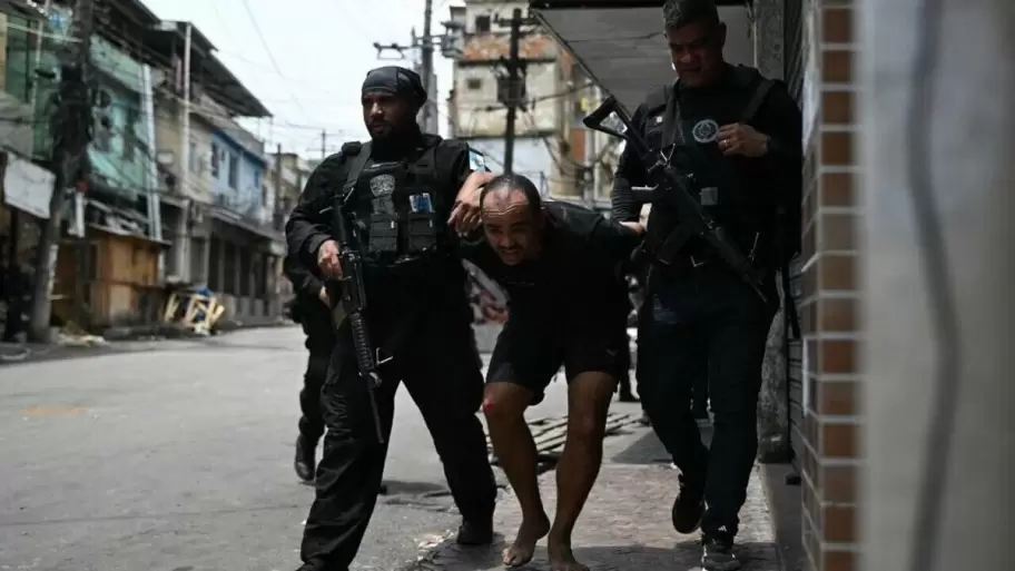 Imágenes de la represión contra el Comando Vermelho
