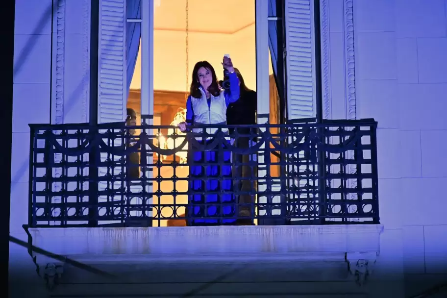 CFK salió al balcón durante la derrota del peronismo en las legislativas, gesto que llenó de bronca a muchos