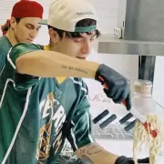 Rusherking abrió un restaurante, se metió en la cocina y volvió a apuntar contra Ángela Torres: "Me shockeó"