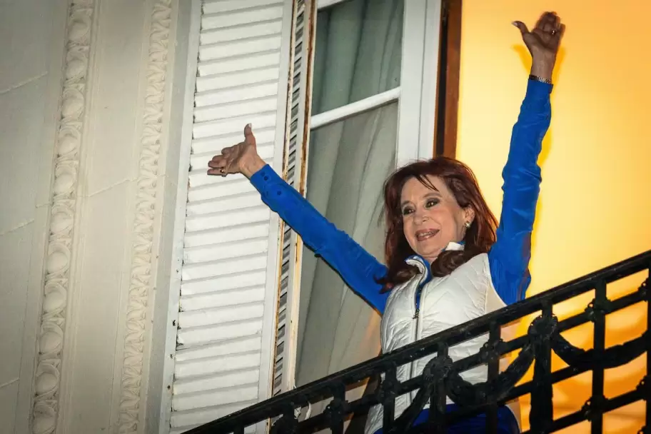 Cristina Kirchner tras las elecciones bailando en el balcón de su casa