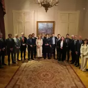 Milei busca gobernabilidad y consiguió su foto: la reunión con los gobernadores y las internas de su gabinete