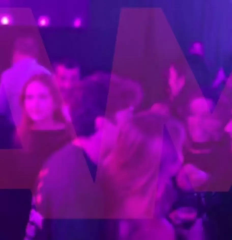 Franco Colapinto tomando de la cintura a Meri Deal en el boliche de México.