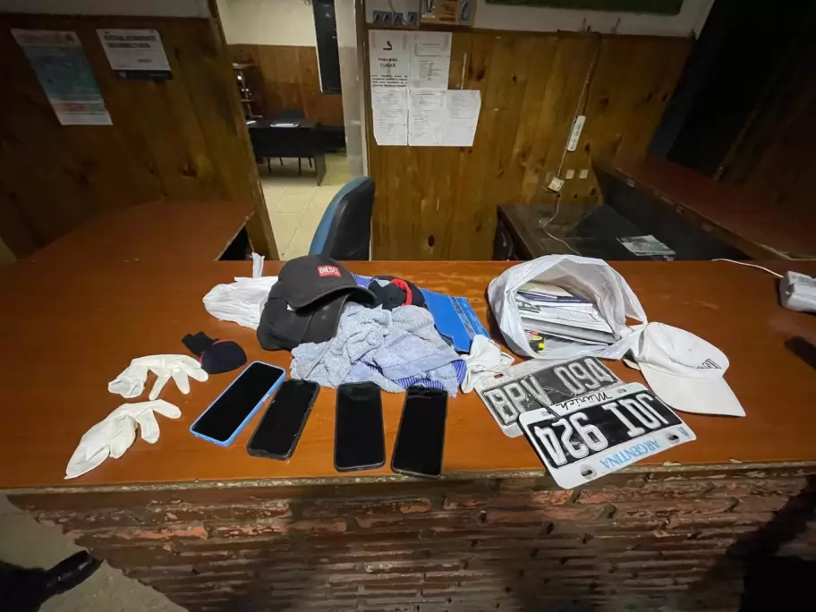 Los investigadores detuvieron a cinco hombres vinculados a una organización criminal