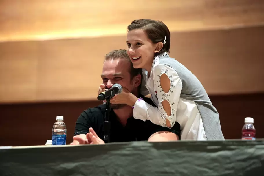 Millie Bobby Brown denunci a David Harbour por acoso antes del rodaje final de Stranger Things