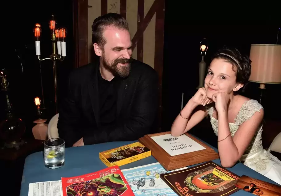 Millie Bobby Brown denunci a David Harbour por acoso antes del rodaje final de Stranger Things