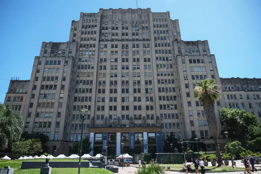 Investigan la muerte de un estudiante en los pasillos de la Facultad de Medicina de la UBA