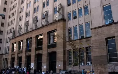 Muri un joven en Facultad de Medicina y la Justicia busca saber qu pas