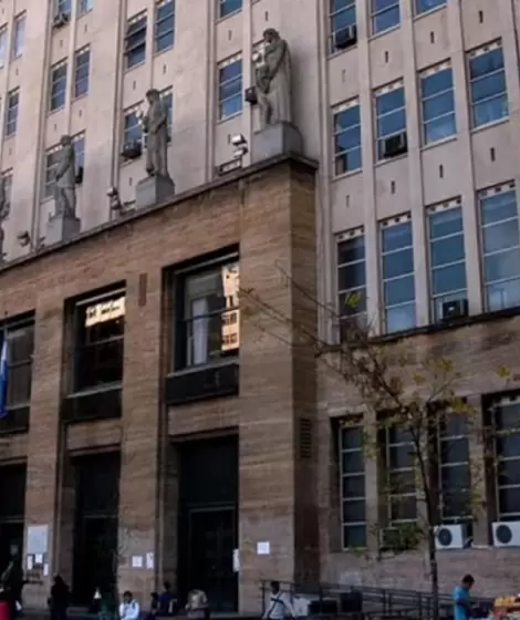 Muri un joven en Facultad de Medicina y la Justicia busca saber qu pas