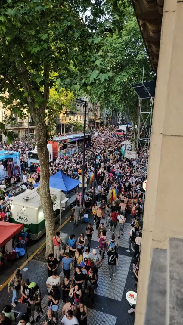 Orgullo y resistencia: una multitud marchó por el amor y la igualdad en Buenos Aires