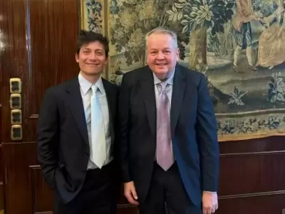 Santiago Caputo y Barry Bennett