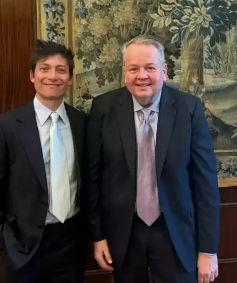 Santiago Caputo y Barry Bennett