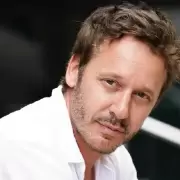 Mientras Benjamín Vicuña presume una videollamada con su hija, la China Suárez juega a ser Wanda Nara por un rato