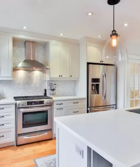 La tecnologa avanzada aplicada al diseo de cocinas modernas permite optimizar el espacio y la preparacin de alimentos.