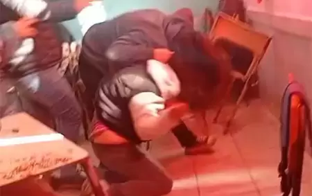 Una madre entr a la Escuela 16 de Junn y golpe a una estudiante con una cadena