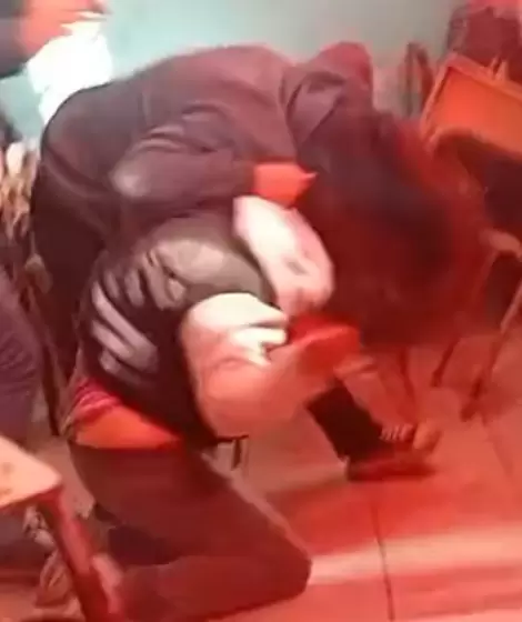 Una madre entr a la Escuela 16 de Junn y golpe a una estudiante con una cadena