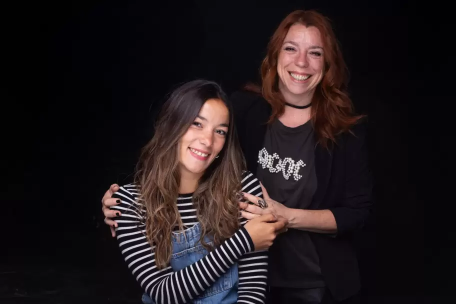 Camila de los Santos y Vero Lorca, dramaturga y directora de su unipersonal Estoy Relajada.