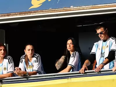Dua Lipa y los suyos vieron el superclsico desde La Bombonera.