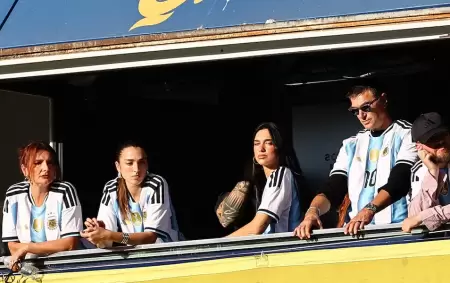 Dua Lipa y los suyos vieron el superclsico desde La Bombonera.