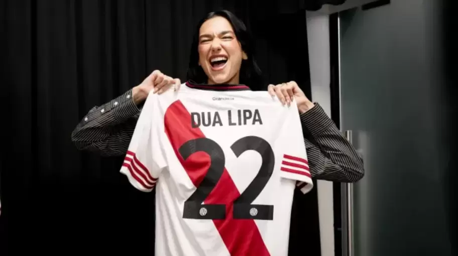 Dua Lipa con la camiseta de River, luego de los dos shows que brind en el Estadio Monumental.