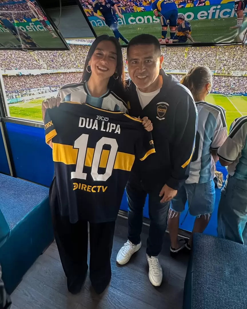 Dua Lipa recibi una remera de Boca Juniors por parte de Juan Romn Riquelme, cuando se acerc a La Bombonera a ver el superclsico desde los palcos.