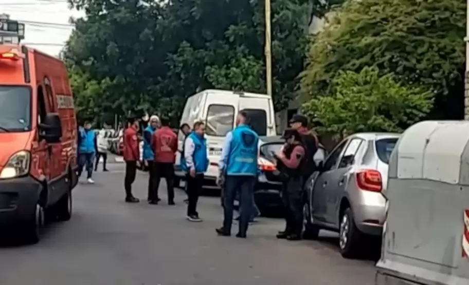 Cuatro delincuentes ingresaron de madrugada a una distribuidora de paneles solares y escaparon sin ser vistos.