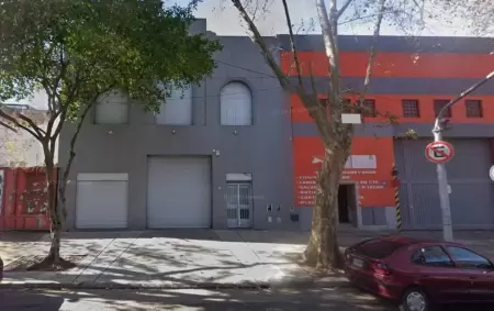 Cuatro delincuentes ingresaron de madrugada a una distribuidora de paneles solares y escaparon sin ser vistos.