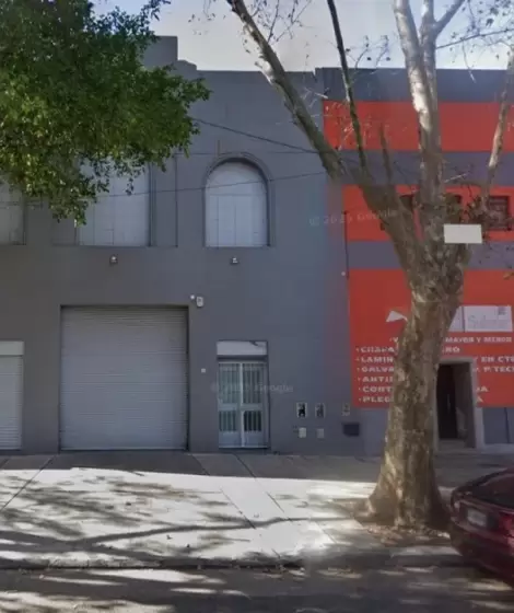 Cuatro delincuentes ingresaron de madrugada a una distribuidora de paneles solares y escaparon sin ser vistos.