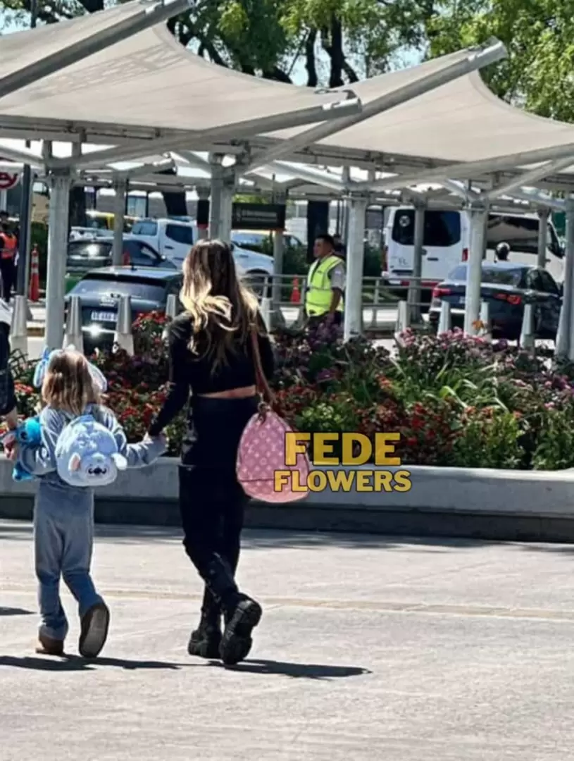 ¿No habrá paz?: la China Suárez llegó a Buenos Aires con el bolso de la discordia