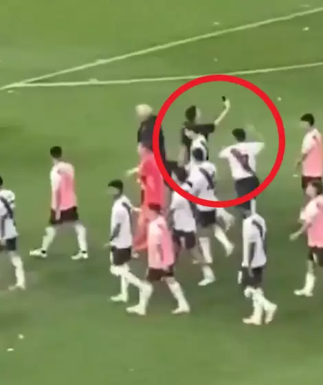 El momento exacto en el que Salas le pega al hincha