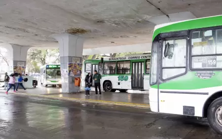 Choferes de colectivos en paro indefinido por la falta de pago