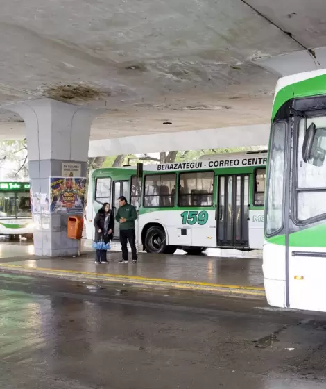 Choferes de colectivos en paro indefinido por la falta de pago